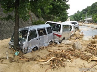 浸水後の堆積した土砂に埋もれた車